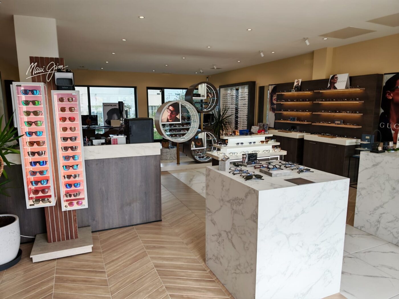 Intérieur de la boutique Conquérant Optique à Épron — présentoirs de montures et lunettes de soleil